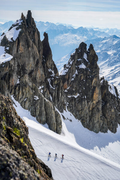 Skiers ascending towards the Funffingerstock.